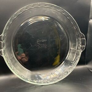 Pyrex scalloped edge pie pan. # 229 9.5” made in the USA excellent condition